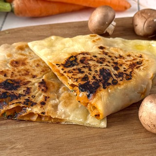 Gefüllte Teigfladen (Gözleme) mit Pilzen und Petersilie