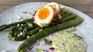 Grüner Spargel mit frittiertem Ei und Radieschen-Bärlauch-Mayonnaise