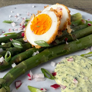 Grüner Spargel mit frittiertem Ei und Radieschen-Bärlauch-Mayonnaise