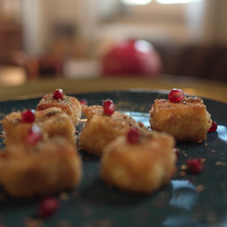 Halloumi auf schwarzem Teller angerichtet
