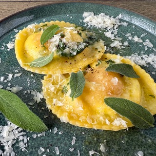 Ravioli mit Ricotta-Spinat und Eigelb in Salbeibutter