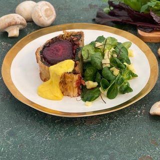 Rote Bete à la Wellington mit Pilzen und Meerrettich-Hollandaise