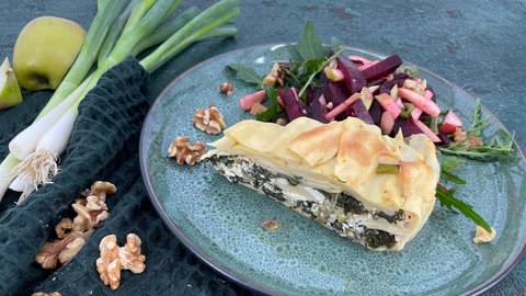 Spinat-Lasagne mit Hirtenkäse und Rote-Bete-Apfel-Salat