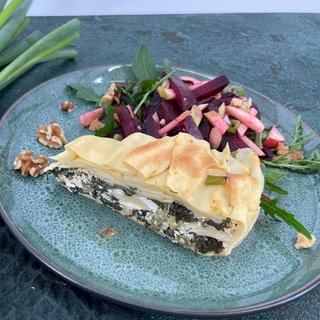 Spinat-Lasagne mit Hirtenkäse und Rote-Bete-Apfel-Salat