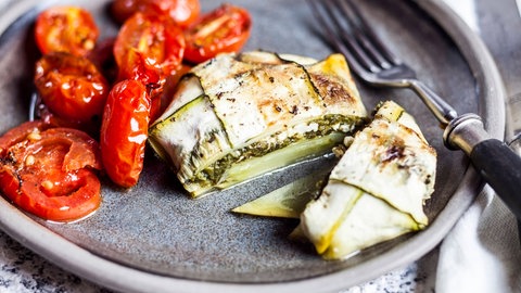 Zucchini-Feta-Päckchen mit Grilltomaten