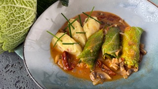 Wirsingröllchen mit Pilzsoße und Kartoffelpüree