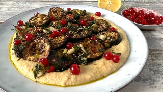 Gebratene Zucchini mit Hummus