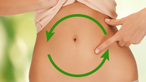 Frau zeigt auf ihren Bauch