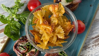 Nudel-Chips mit Parmesan