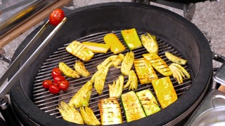 Verschiedene Gemüsesorten werden vor dem Grillen mariniert und nachher zu einem Salat.