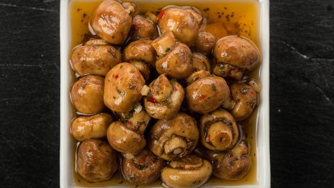 In Balsamico eingelegte Champignons in einer Schale