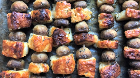 Fertig gegrillte Champignon-Halloumi-Spieße