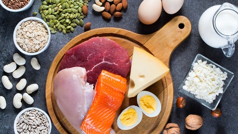 Lebensmittel, die gute pflanzliche und tierische Eiweißquellen enthalten: Eier, Käse, Fleisch, Nüsse, Getreide, Fisch. Mit der richtigen Zusammenstellung des Essens mit Eiweiß sowie den nötigen Vitaminen und Spurenelementen sollte man sich beschäftigen. Wie das mit Genuss geht, weiß die Ernährungsexpertin im Studio Sabine Schütze.
