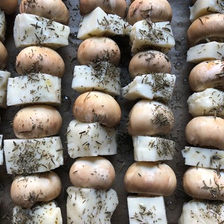 Champignon-Halloumi-Spiesse liegen nebeneinander