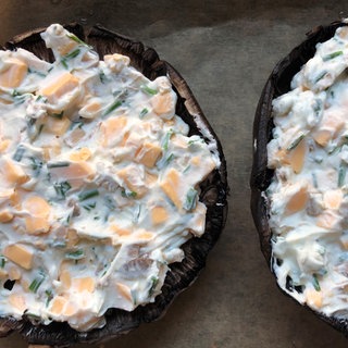 Zwei Portobellos mit würziger Schmand-Käse-Creme gefüllt