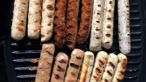 Grillwürstchen in der Grillpfanne