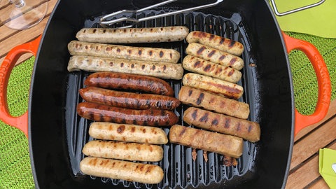 Frisch aus der Grillpfanne: leckere vegane und vegetarische Würstchen.