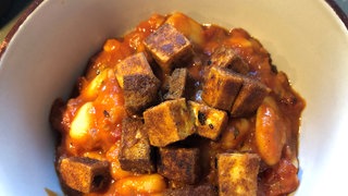 Weiße Bohnenpfanne mit Knuspertofu in einer Schale