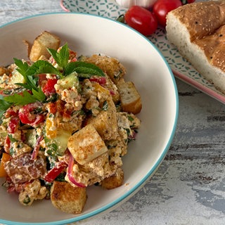 Fladenbrotsalat mit Paprika und gebackenem Feta