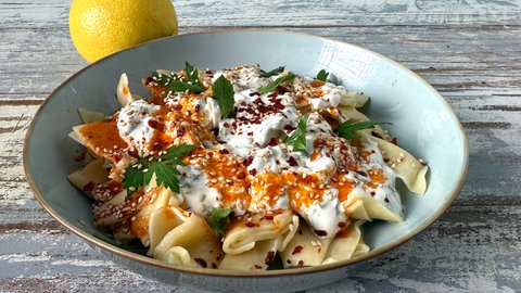 Selbstgemachte Nudeln mit Joghurtsoße und Paprikabutter