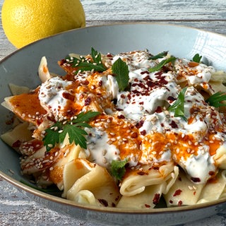 Selbstgemachte Nudeln mit Joghurtsoße und Paprikabutter