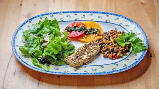 Linsensalat mit gebratenem Tofu an grünem Salat