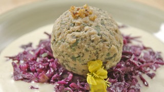 Wildkräuter-Knödel in Käsesoße mit Salat
