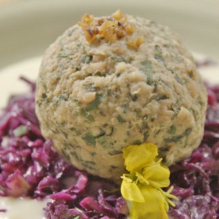 Wildkräuter-Knödel in Käsesoße mit Salat