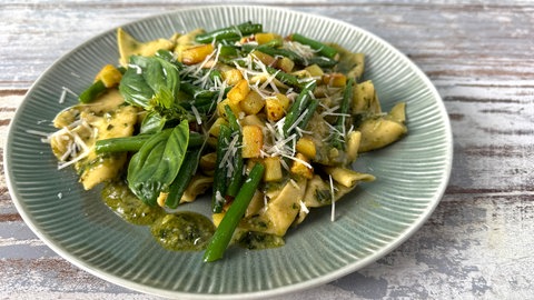 Selbstgemachte Nudeln mit Basilikumpesto, Kartoffeln und Bohnen