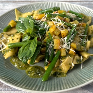 Selbstgemachte Nudeln mit Basilikumpesto, Kartoffeln und Bohnen