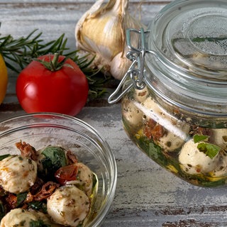 Eingelegte Mini-Mozzarella-Kugeln