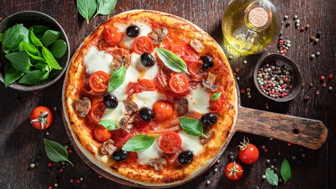 Pizza mit Tomaten