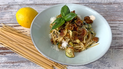 Spaghetti mit frittierten Zucchini