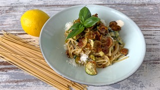 Spaghetti mit frittierten Zucchini