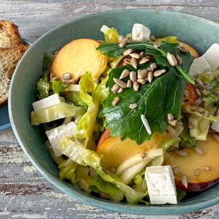 Kohlrabisalat mit Nektarine und Feta