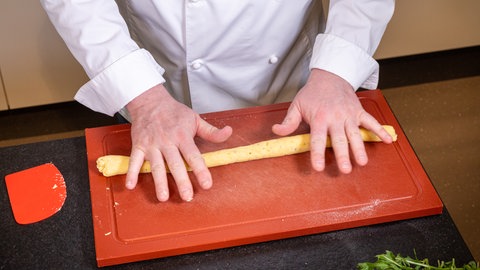 Gnocchi selber machen: Der fertige Teig wird zu einer "Wurst" gerollt.