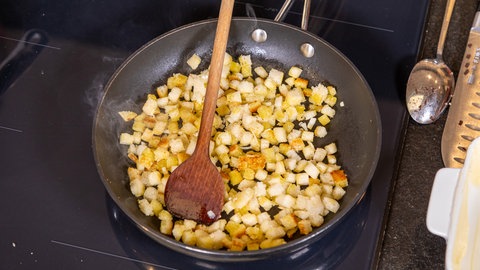 Aromatische Pilzköpfe mit feiner Gemüsefüllung und knusprigen Croûtons