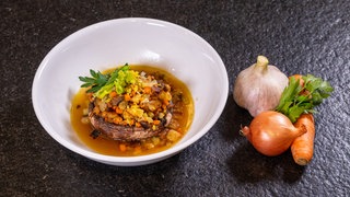 Aromatische Pilzköpfe mit feiner Gemüsefüllung und knusprigen Croûtons