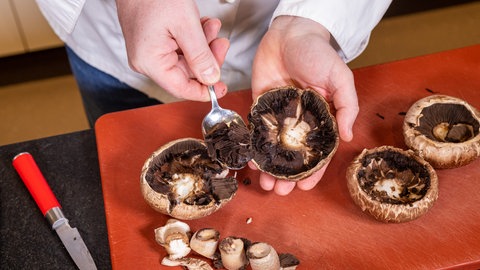 Aromatische Pilzköpfe mit feiner Gemüsefüllung und knusprigen Croûtons