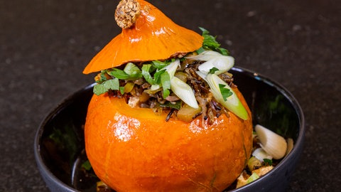 Vegatarisch gefüllter Kürbis der Sorte Hokkaido 