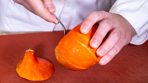 Beim Hokkaido wird mit einem Löffel das Kerngehäuse entfernt. Erst dann kann der Kürbis vegetarisch gefüllt werden.