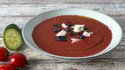 Gazpacho mit Sommerbeeren