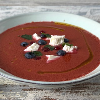 Gazpacho mit Sommerbeeren