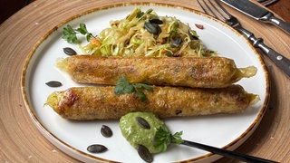 Knusprige Kartoffel-Bratwurst im Reispapier mit Krautsalat