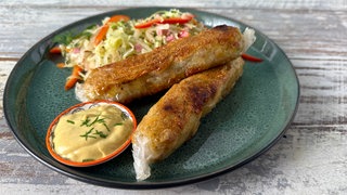 Kartoffelbratwurst mit lauwarmem Spitzkohl-Paprikasalat