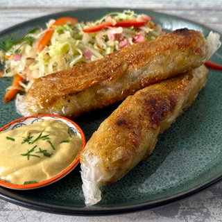 Kartoffelbratwurst mit lauwarmem Spitzkohl-Paprikasalat