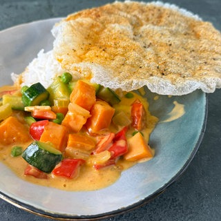 Gemüsecurry mit Reispapiercrackern