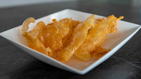 Käsechips aus Harzer Käse in einer weißen Schale