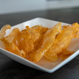 Käsechips aus Harzer Käse in einer weißen Schale