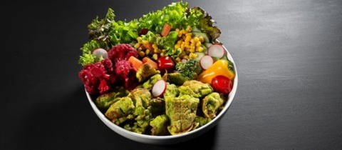 SWR1 Pfännle Streetfood Rezept Bunte Bowl mit Kartoffelschmarrn mit frischem Gemüse, Kräutern und Salat.
